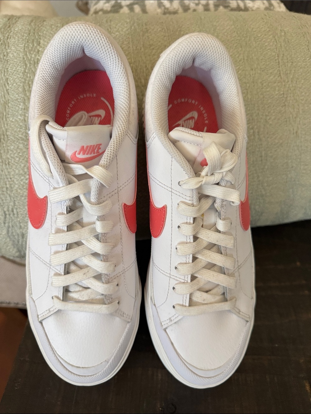 Nike Women’s White & Coral Low-Top Sneakers / Lift